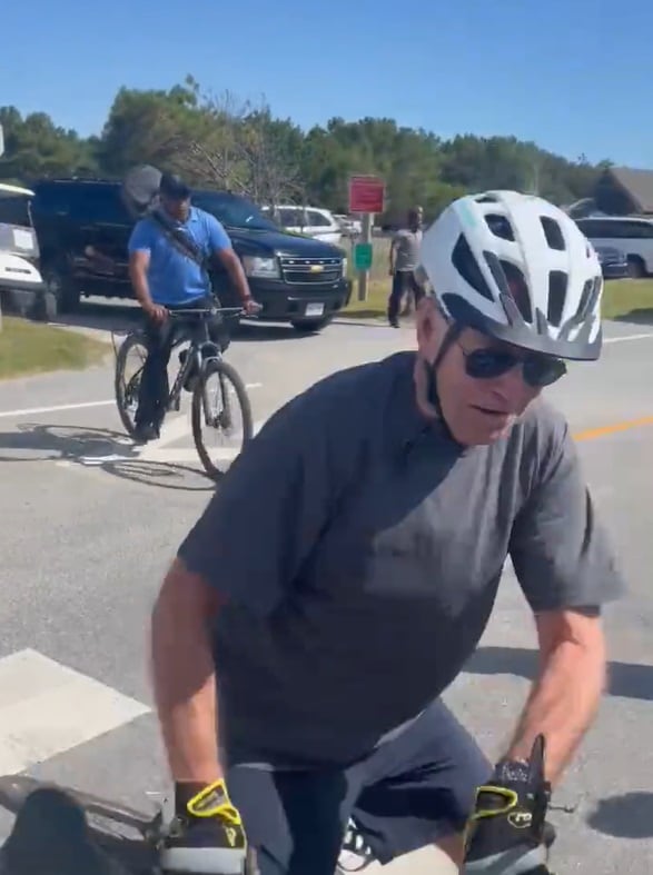 Biden se cae de su bicicleta durante un paseo por la playa.