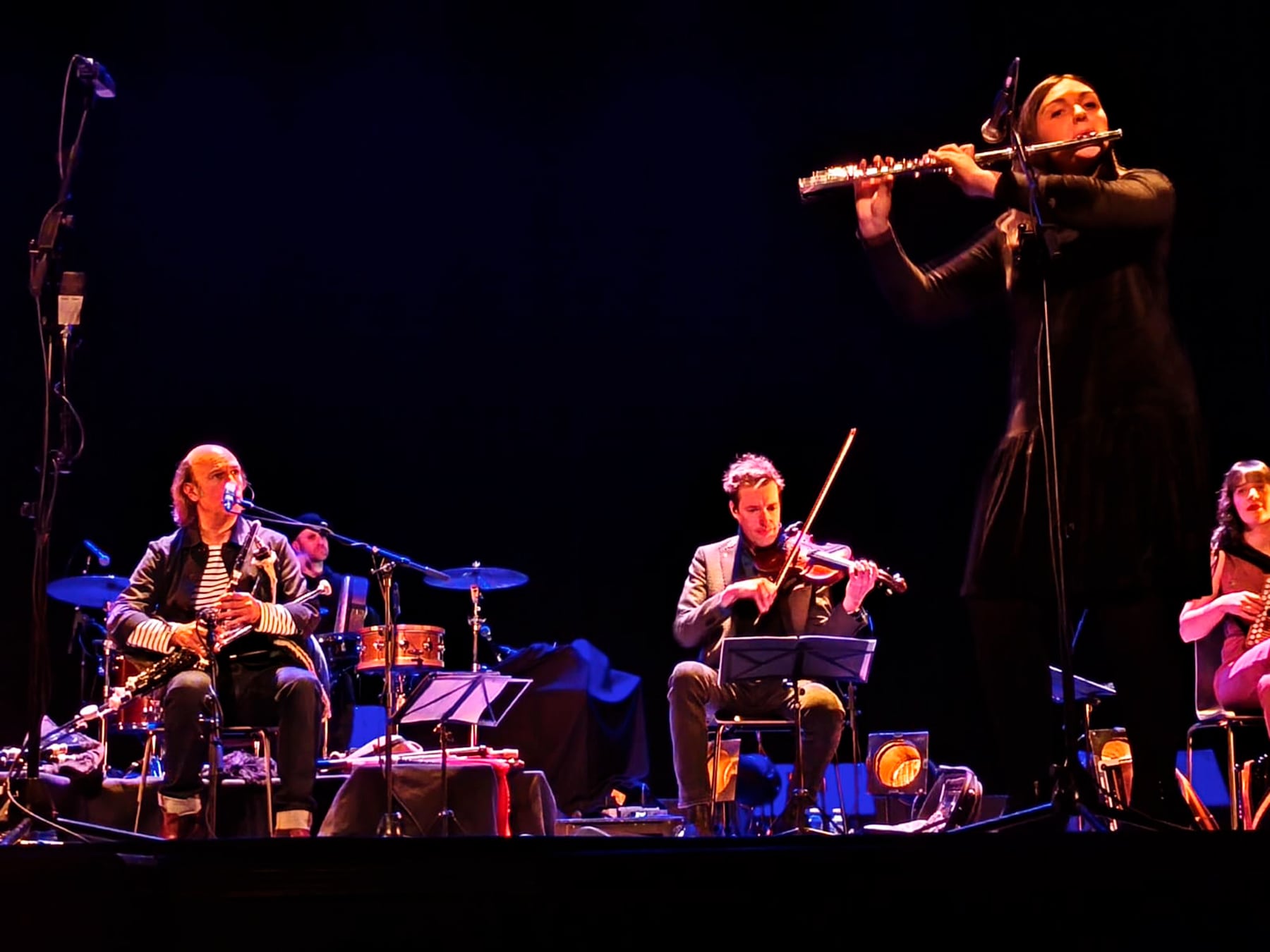 Un instante de la actuación de Carla Gisbert con el músico Carlos Núñez detrás de ella