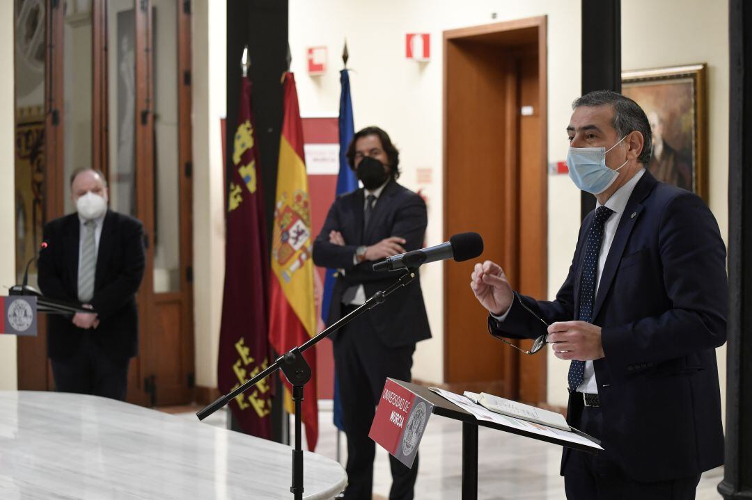 El rector Luján, junto al consejero Motas y el director general de Salud, José Carlos Vicente