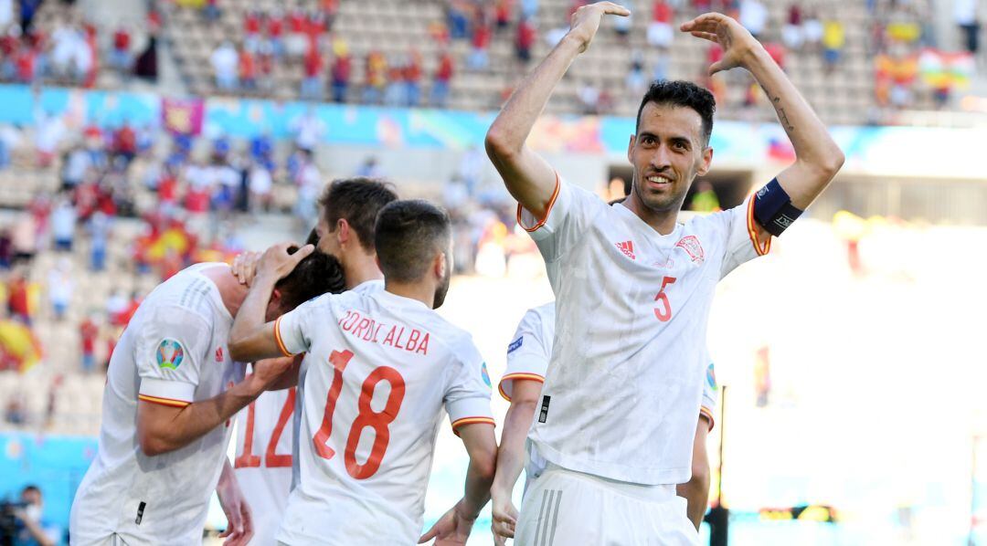 Busquets celebra con la afición el segundo gol de España frente a Eslovaquia