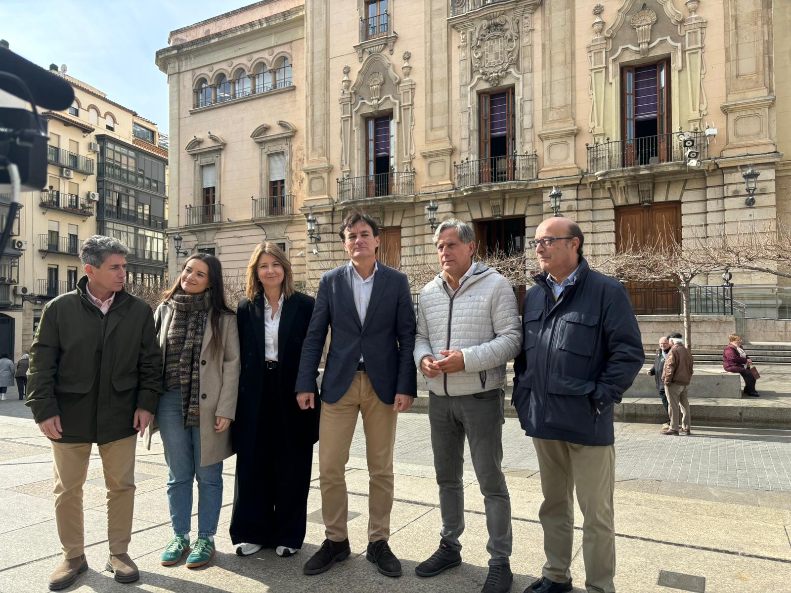 Concejales del PP de Jaén después de la reunión con los trabajadores del servicio de Recaudación del Ayuntamiento.