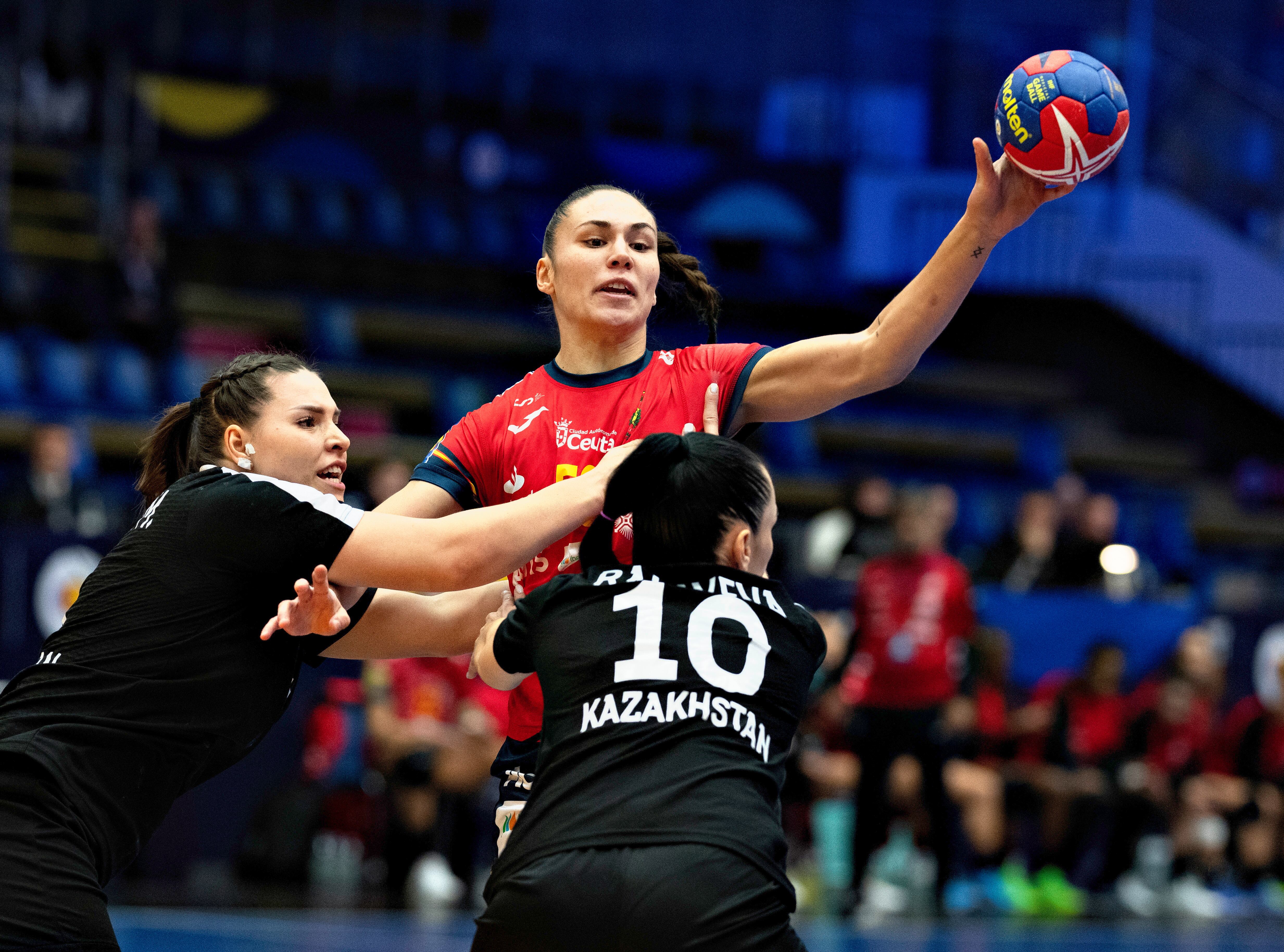 Frederikshavn (Denmark), 29/11/2023.- Maria Prieto O&#039;Mullony from Spain in action during the IHF Women&#039;s World Handball Championship preliminary round match between Spain and Kazakhstan in Frederikshavn, Denmark, 29 November 2023. (Balonmano, Dinamarca, Kazajstán, España) EFE/EPA/Henning Bagger DENMARK OUT
