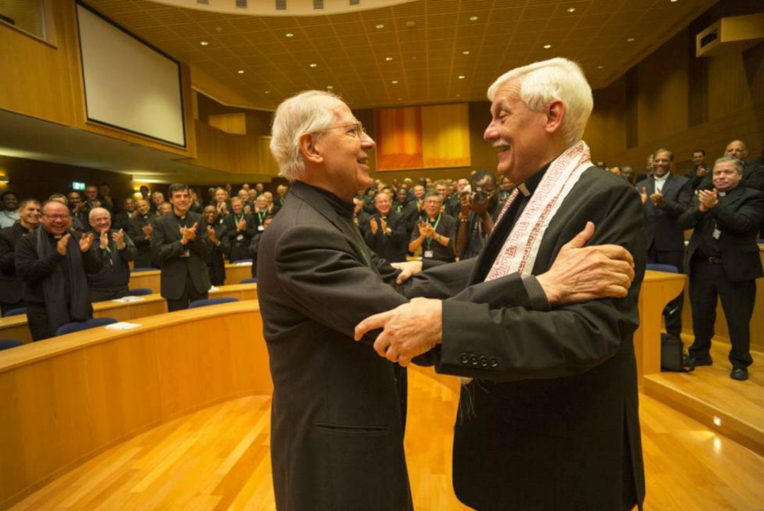 Arturo Sosa (derecha) con su antecesor en el cargo, Adolfo Nicolás, tras ser elegido en Roma este viernes. 