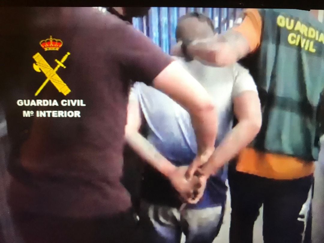 Imagen de la detención por agentes de la G.Civil