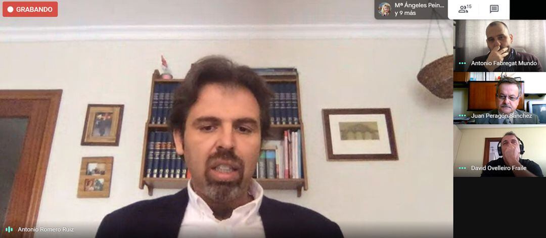 David Ovelleiro, en la esquina inferior derecha, junto a los miembros del equipo evaluador.