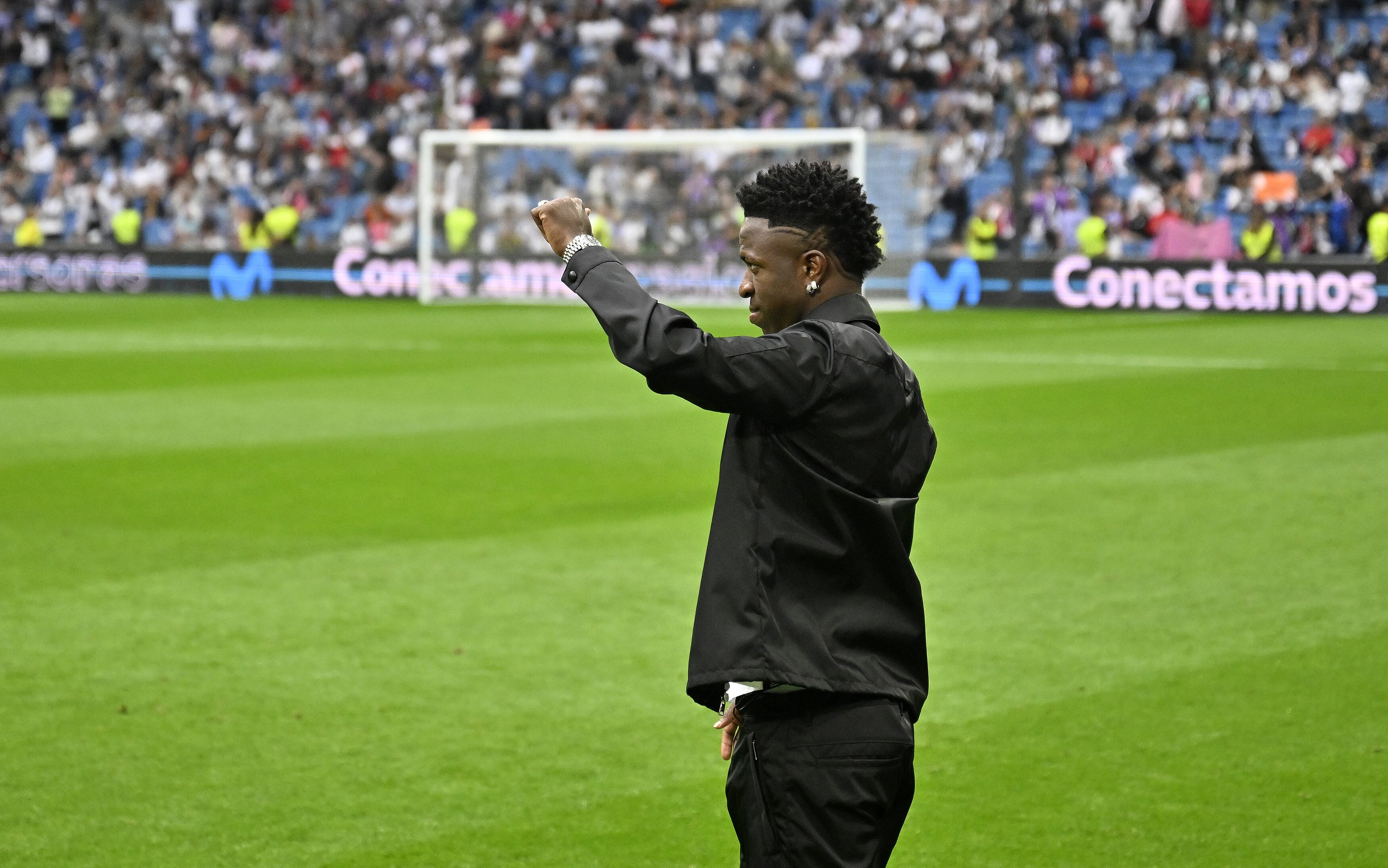 Vinicius agradece a la grada del Bernabéu su respaldo antes del partido ante el Rayo Vallecano