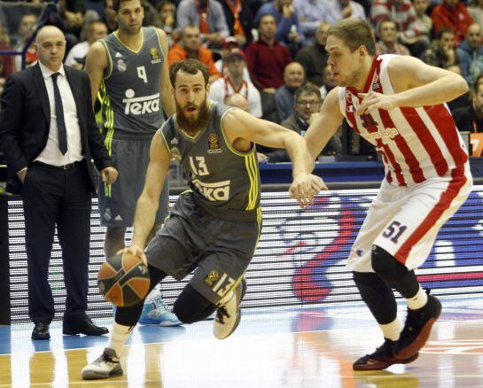 KOC01. Belgrade (Serbia), 27/11/2015.- Vladimir Stimac (R), of Red Star in action against Sergio Rodriguez (L) of Real Madrid during the Euroleague basketball match between Red Star and Real Madrid in Belgrade, Serbia, 27 November 2015. (Euroliga, Balonce