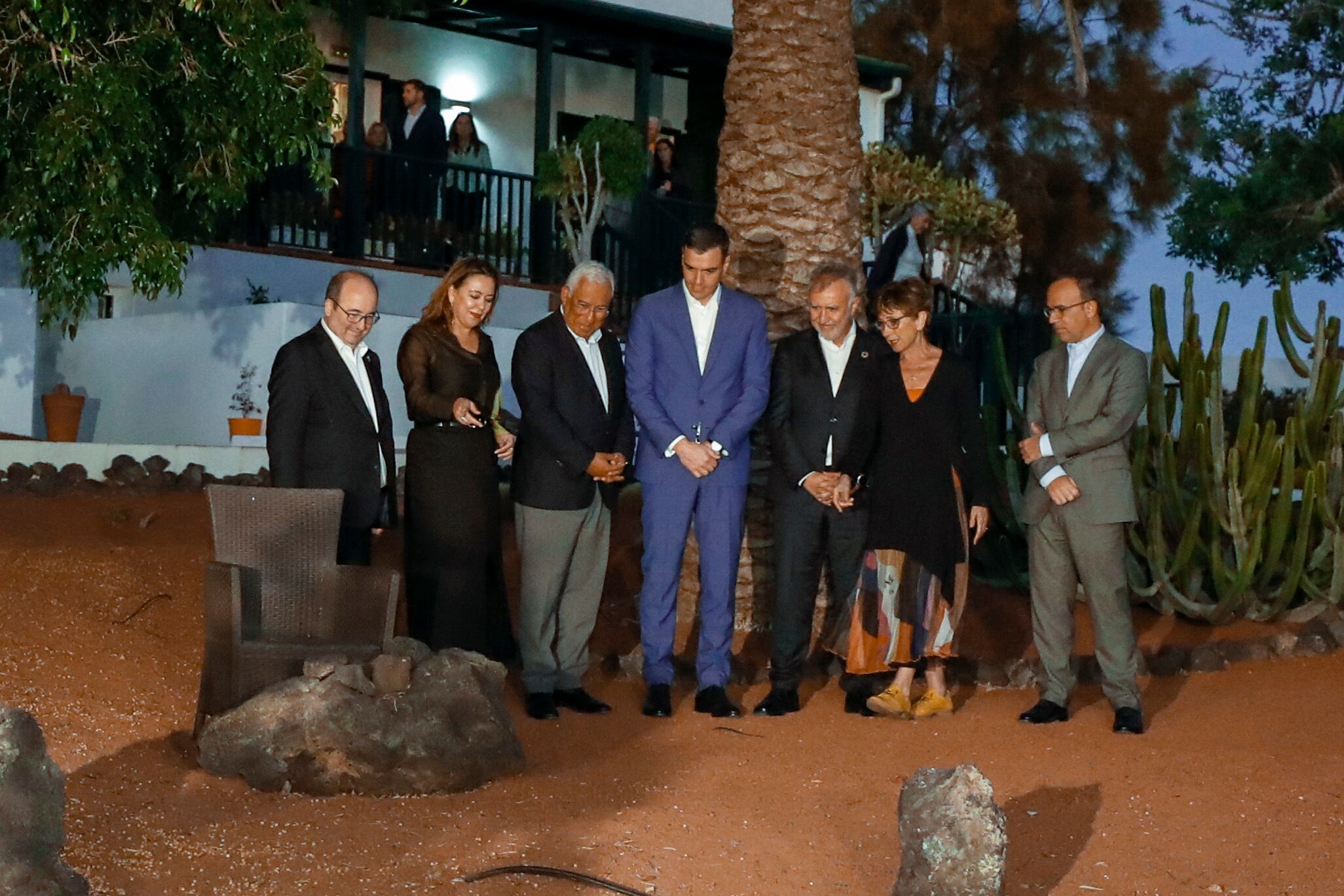 GRAF467. TÍAS (LANZAROTE), 14/03/2023.- El presidente del Gobierno, Pedro Sánchez (c), y el primer ministro de la República Portuguesa, Antonio Costa (3i), visitan la Casa-Museo de José Saramago como previa de la Cumbre Hispano-Portuguesa que comienza mañana, acompañados por el presidente de Canarias, Ángel Víctor Torres (3d), la presidenta del Cabildo de Lanzarote, Dolores Corujo (2i), la viuda de Saramago, Pilar del Río (2ªd), y los ministros de Cultura de España y Portugal, Miquel Iceta (i) y Pedro Adao e Silva (d). EFE/Elvira Urquijo A.
