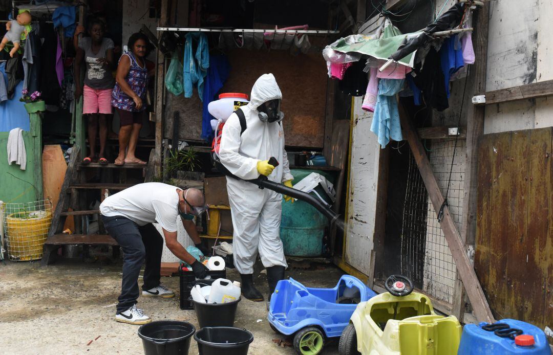 Untrabajador desinfecta una favela por el coronavirus.