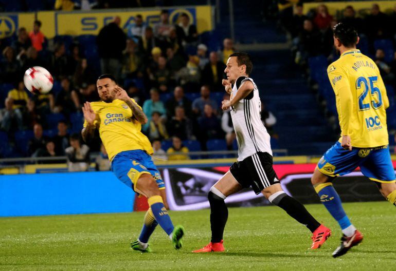 GRAF147. LAS PALMAS DE GRAN CANARIA El defensa del Valencia Antonio Latorre "Lato" (c) pelea un balón con el delantero de Las Palmas Jonathan Viera (i) durante el partido de ida de octavos de final de la Copa del Rey que se disputa hoy en el Estadio de Gr