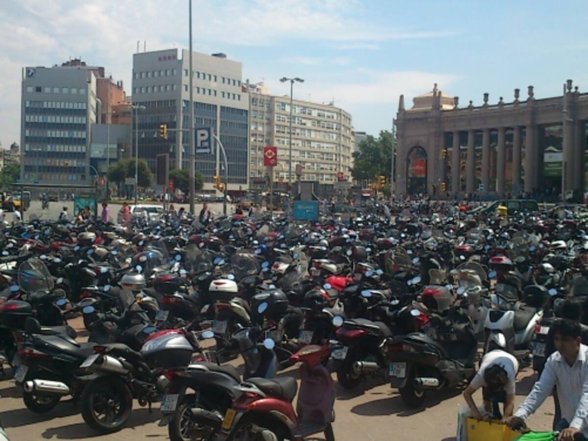 Mar de motos a Plaça Espanya