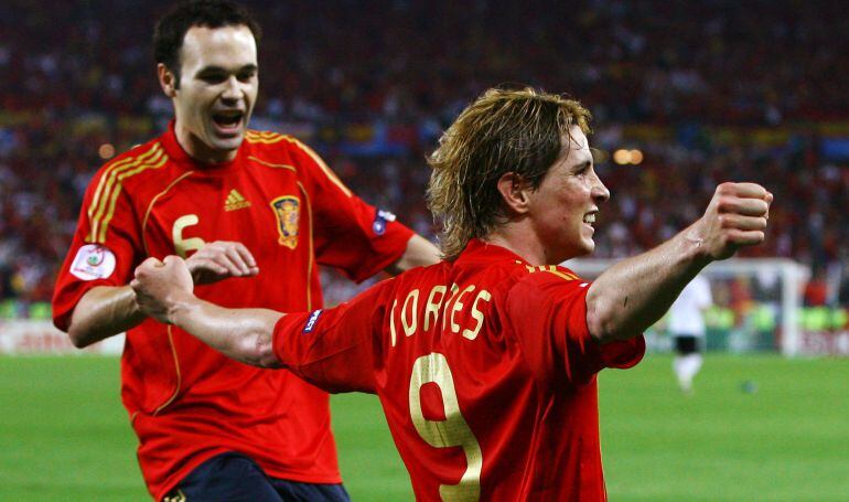 Iniesta y Torres celebran el gol que cambió la historia del fútbol español