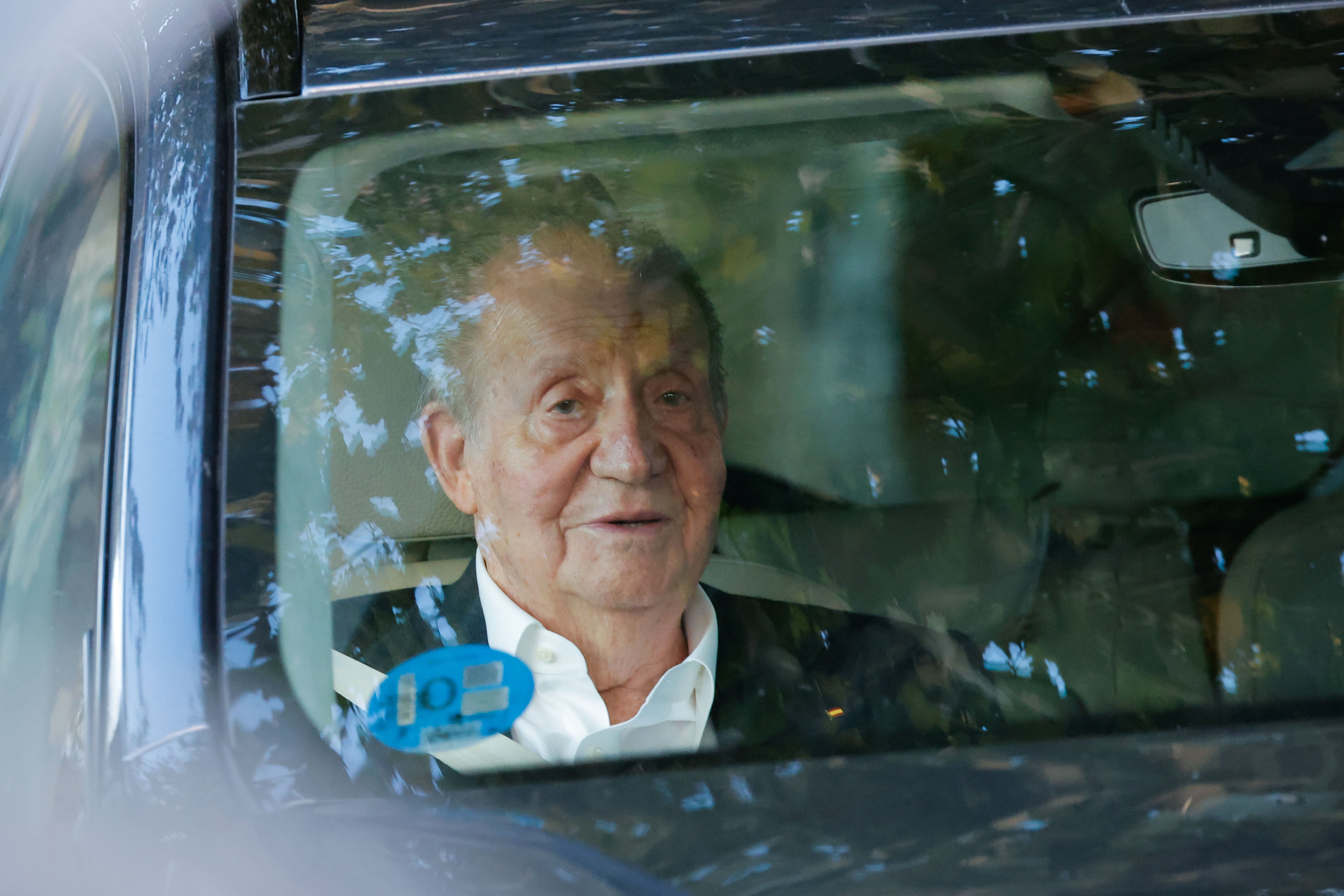 El rey emérito Juan Carlos I, a la salida en coche de la Escuela Naval de Marín (Pontevedra)