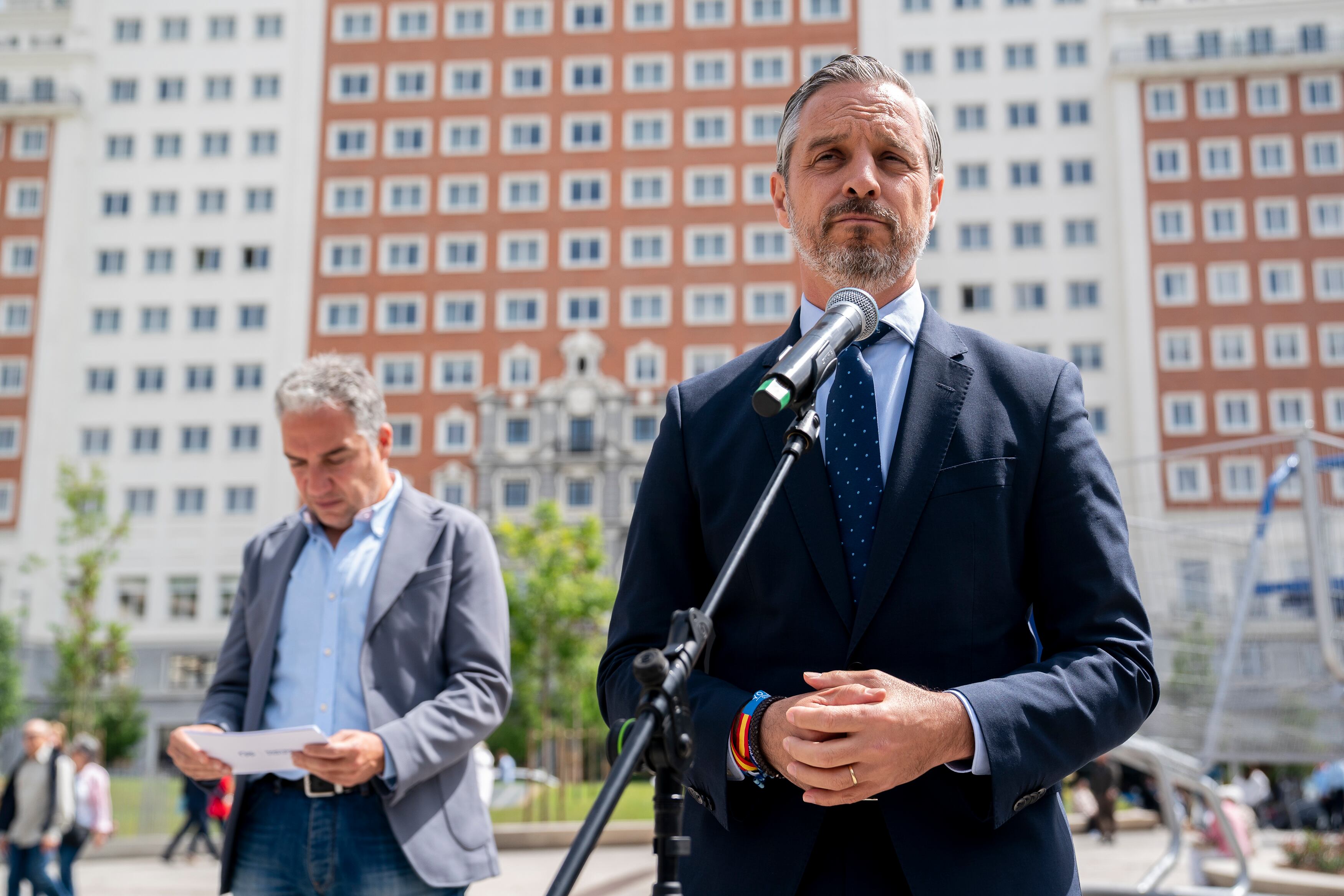 El secretario de Economía del PP, Juan Bravo, durante un acto en la madrileña plaza de España, flanqueado por Elías Bendodo