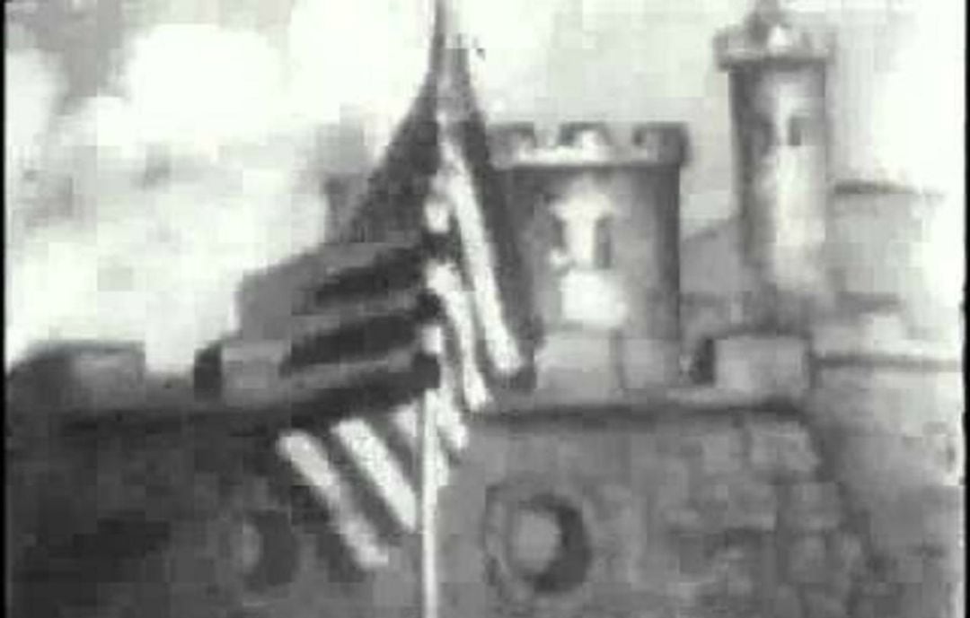 La mayoría de los historiadores de cine consideran que el primer ejemplo bélico es la película Tearing Down The Spanish Flag, de 1898