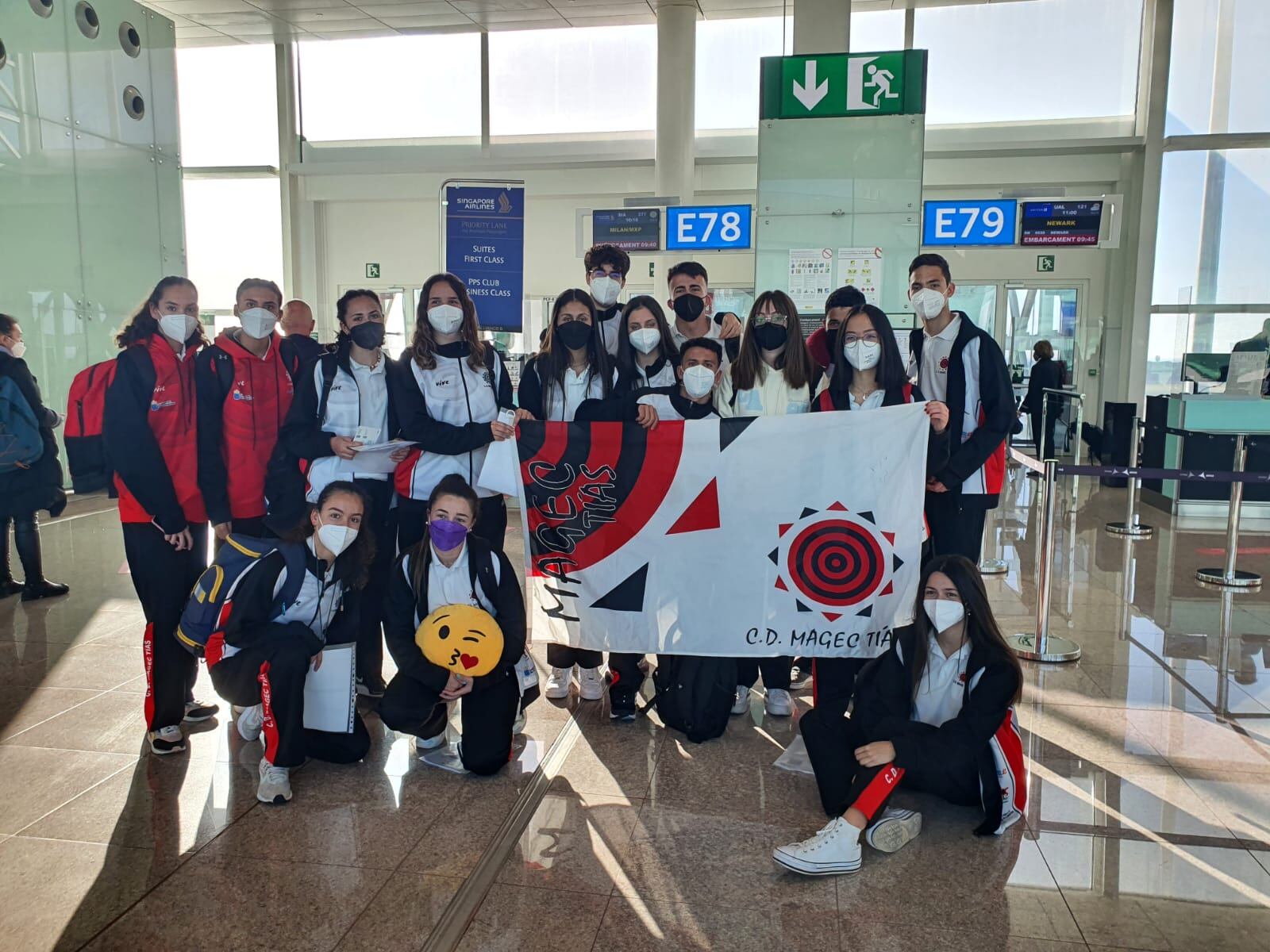 La expedición lanzaroteña en el aeropuerto.