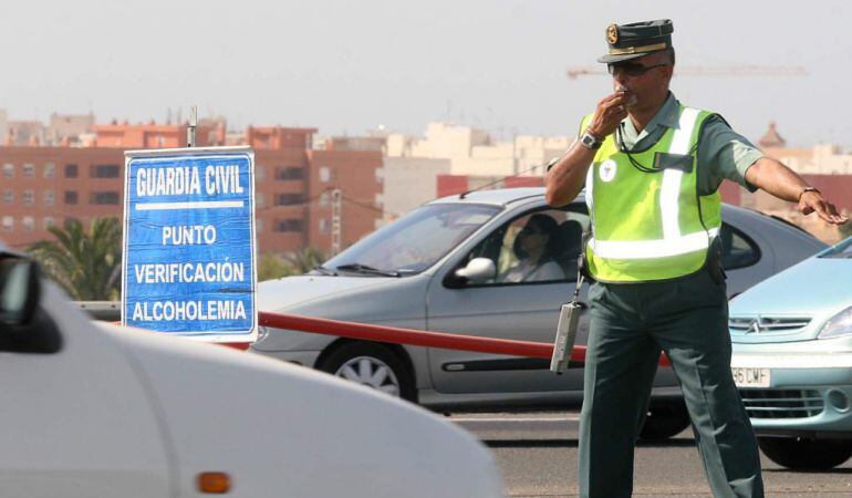 Fotografía de archivo de un guardia civil durante un control de alcoholemia