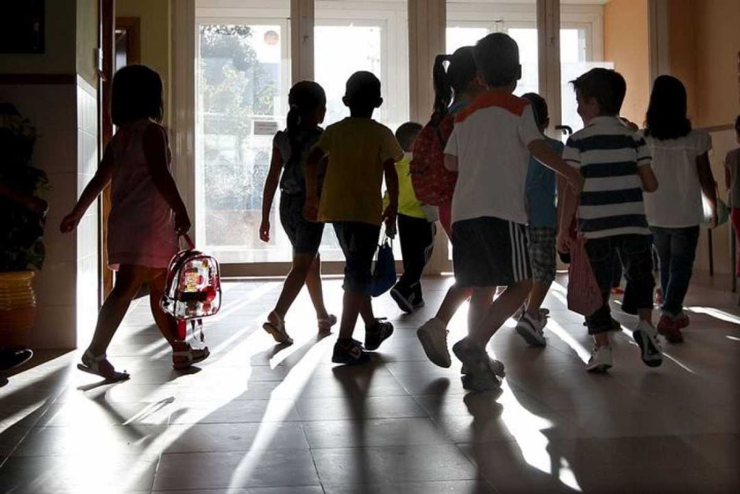 Un grupo de niños saliendo del colegio