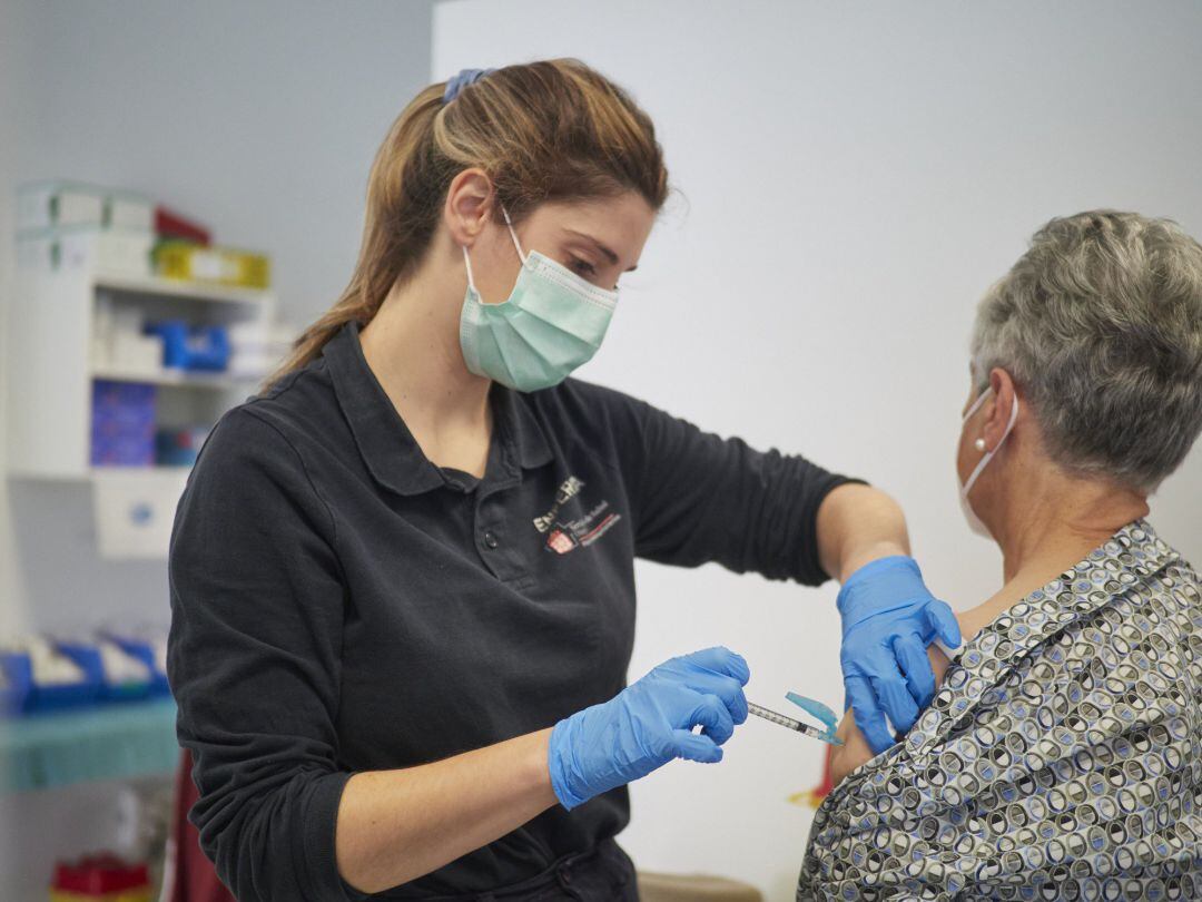 Una mujer recibe la vacuna contra la covid-19