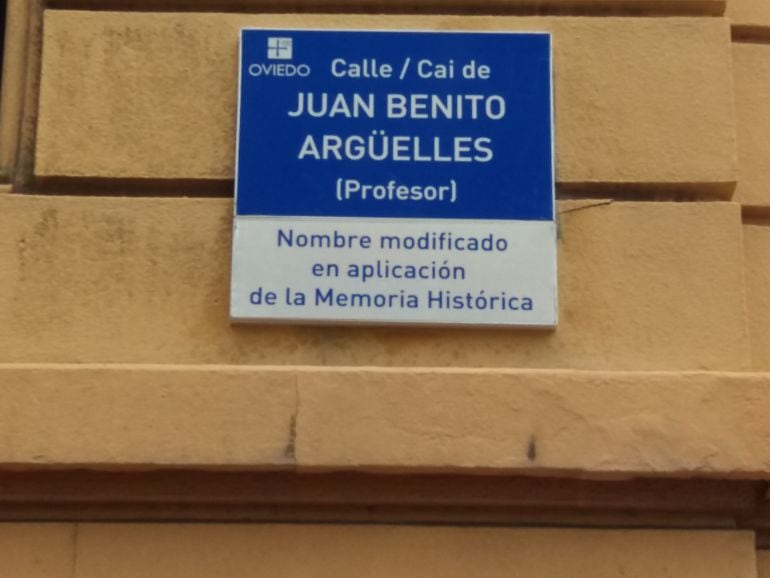 Uno de los carteles que indican el nuevo nombre de una de las calles de Oviedo, modificado en aplicación de la Ley de Memoria Histórica.