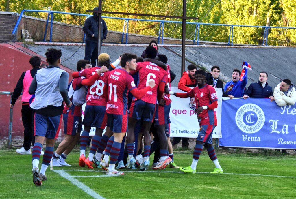 Los jugadores del Real Ávila celebran un gol en los play-off