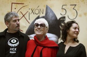 GRA296. GIJÓN (ASTURIAS) 20/11/2015.- La representante de actores Katrina Bayonas (c), galardonada con el Premio Mujer de Cine, acompañada por el director del Festival Internacional de Cine de Gijón, Nacho Carballo (i), y por la directora de la Asociación Mujeres de Cine, Ana Palacios (d), hoy en el inicio del certamen. EFE/Juan González.