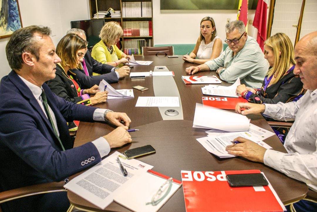 Las comisiones negociadoras del PRC y del PSOE han firmado esta noche el acuerdo de gobierno en el Parlamento regional.