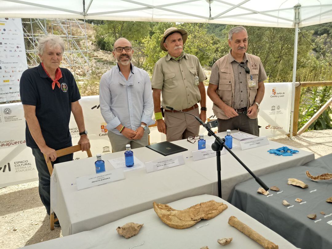 Los co-directores de Atapuerca, Arsuaga, Carbonell y Bermúdez de Castro junto al nuevo consejero de Cultura de la Junta, Javier Ortega (2ºizda)