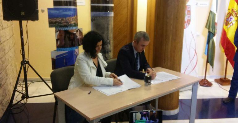 La delegada de Empleo junto al alcalde de Mengíbar.