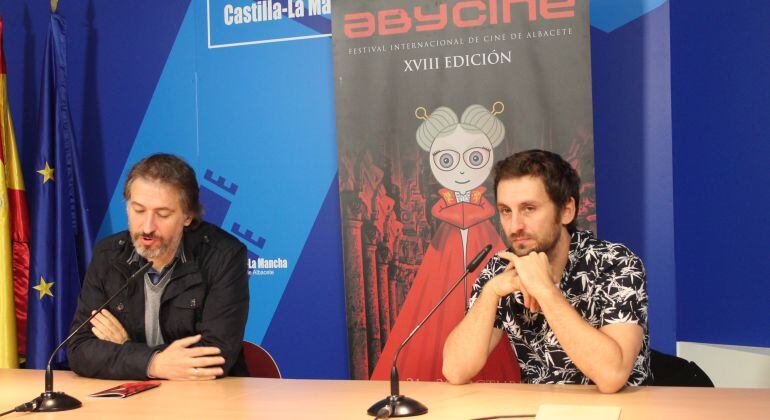 Raúl Arévalo, junto al director de Abycine José Manuel Zamora, en la presentación de su película, en la delegación de la Junta