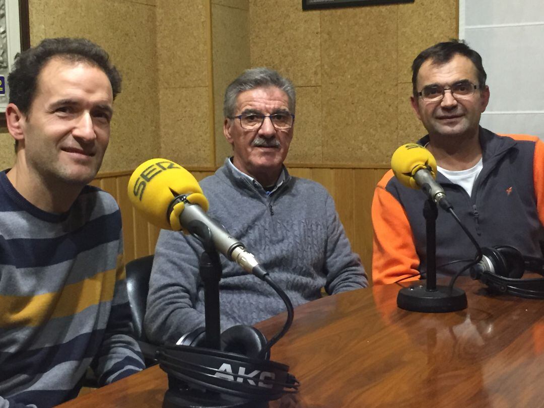 Amador Gómez en el centro, junto con Toni Duque y Manuel Ruiz Gómez de Fez