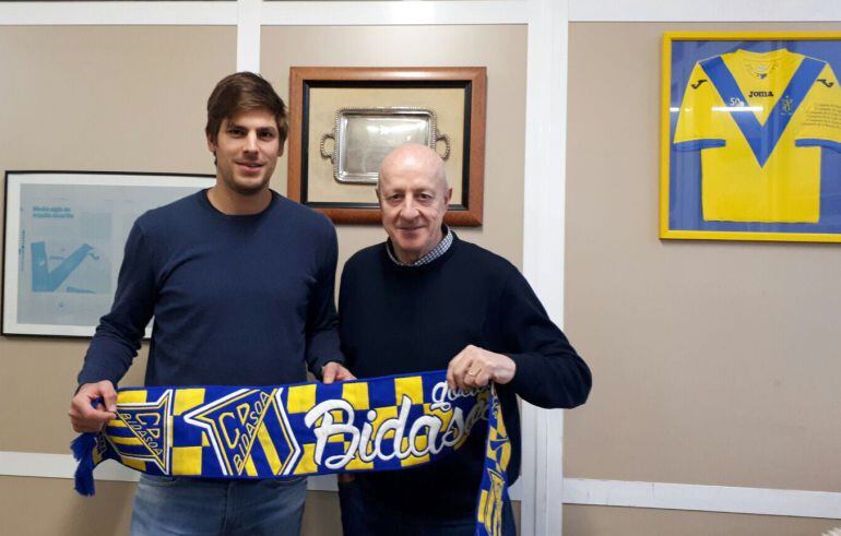 Paco Barthe posa con Iñaki Emaldi, vicepresidente deportivo de Bidasoa, en las oficinas del club irundarra