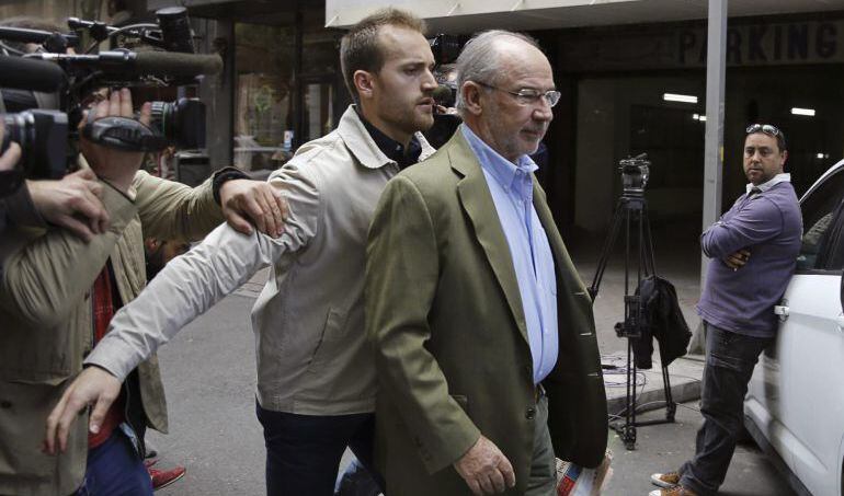 El exvicepresidente del Gobierno, Rodrigo Rato, acompañado de un guardaespaldas