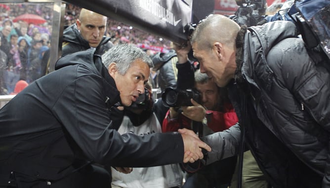 Los entrenadores del Atlético de Madrid, el argentino Diego Pablo Simeone, y el portugués José Mourinho, en los momentos previos al inicio del encuentro correspondiente a la jornada 33 de primera división