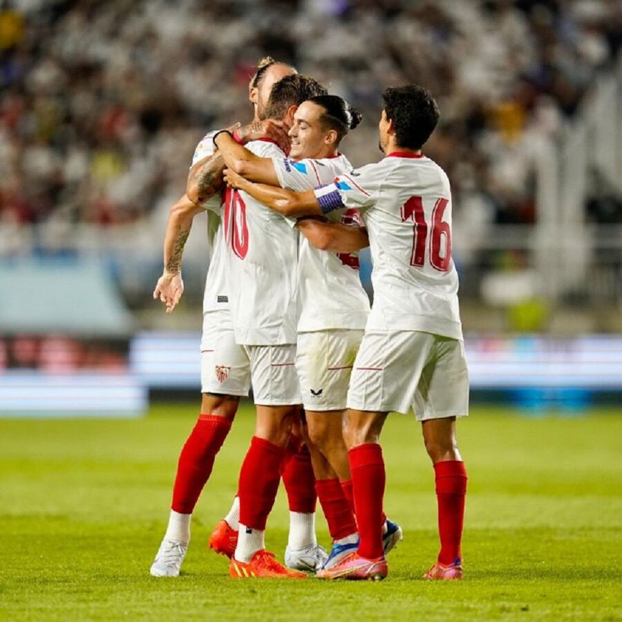 Los jugadores del Sevilla celebran el tanto del empate de Rakitic en el primer amistoso de la pretemporada.