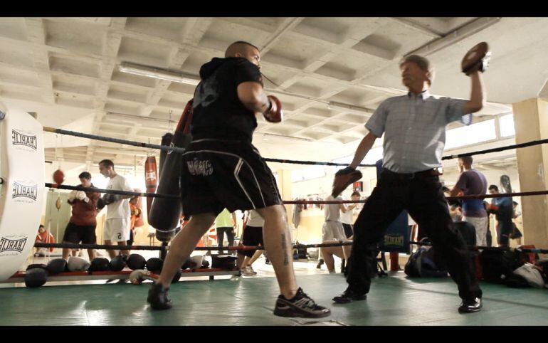 Antonio 'El Bigotes', en pleno entrenamiento con uno de los chavales que prepara en el gimnasio