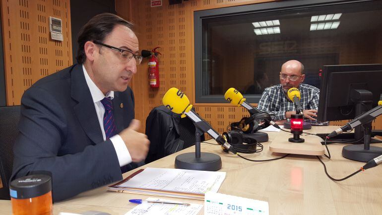 Alfonso Polanco en los estudios de la SER respondiendo a las preguntas de los oyentes y de la redacción dentro de la sección "El Alcalde Responde".