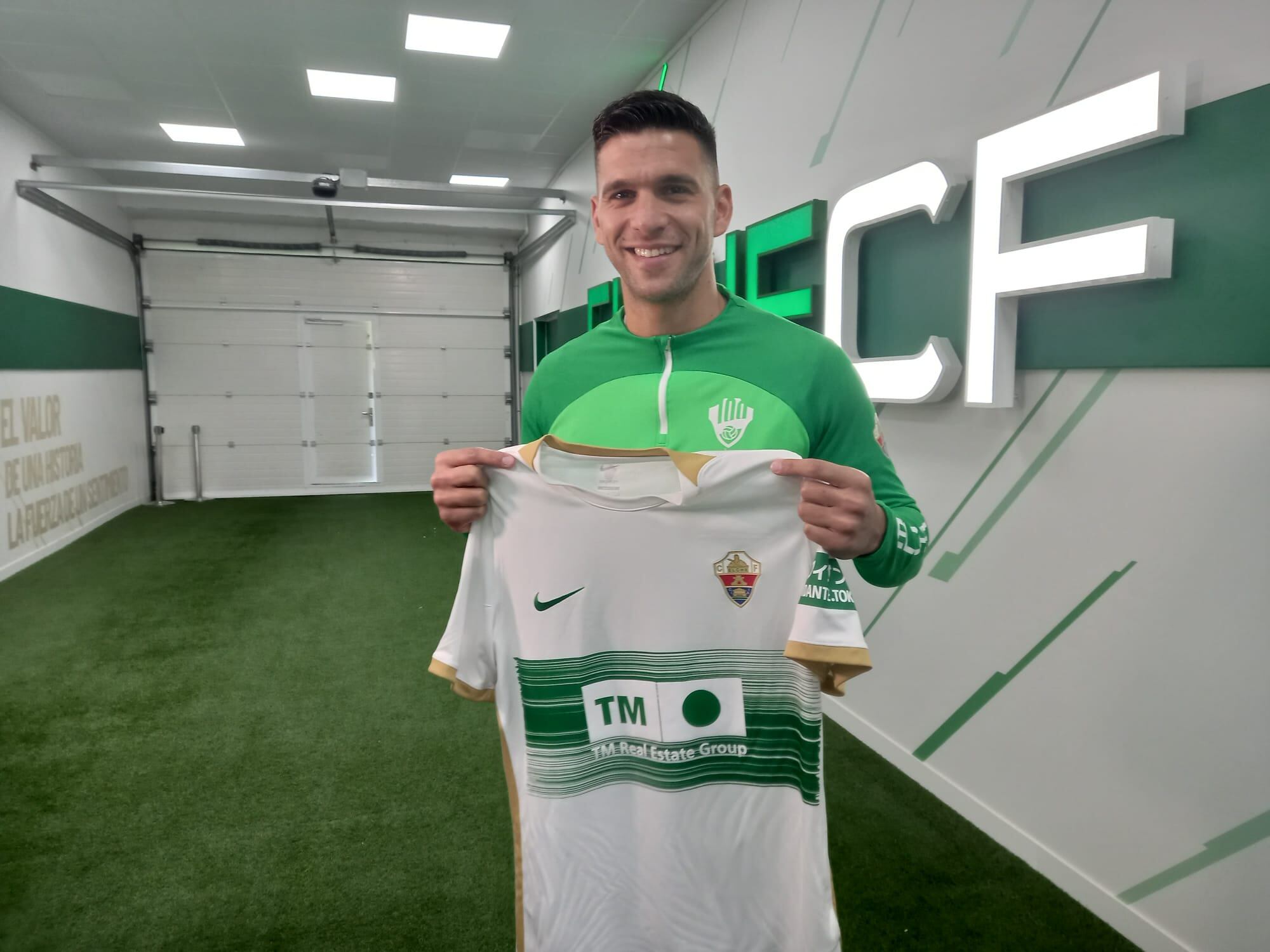 Lisandro Magallán posa con la casaca del Elche en el Martínez Valero