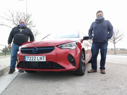 Bernat y Xavier junto a un coche eléctrico.