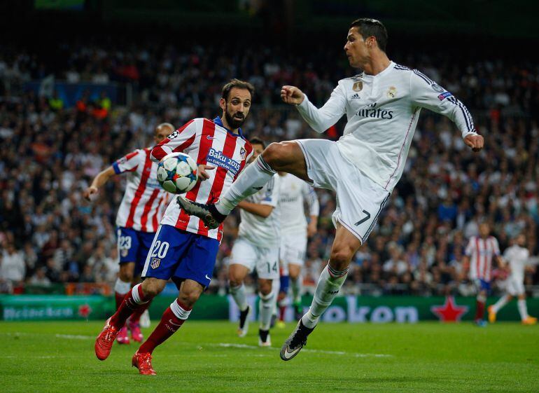 Cristiano intenta controlar el balón ante el rojiblanco Juanfran