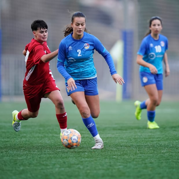 Lia Gil en una jugada prèvia a la seva expulsió durant el partit entre l&#039;Efanf femení i el Ribes disputat aquest diumenge.