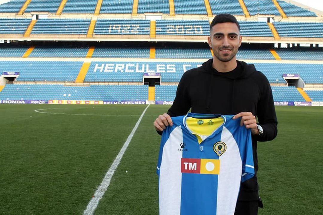 Nikolay Vergos en el césped del Rico Pérez 