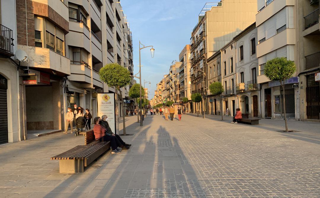 Personas paseando por la calle Obispo Cobos de Úbeda