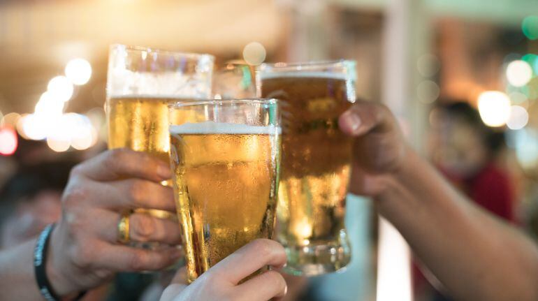 Jóvenes brindan con sus copas de cerveza