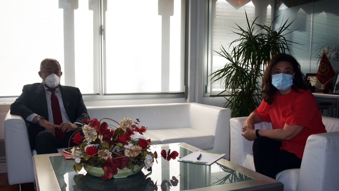 Julián Garde, rector de la UCLM junto a la acaldesa Pilar Zamora en su primera reunión formal