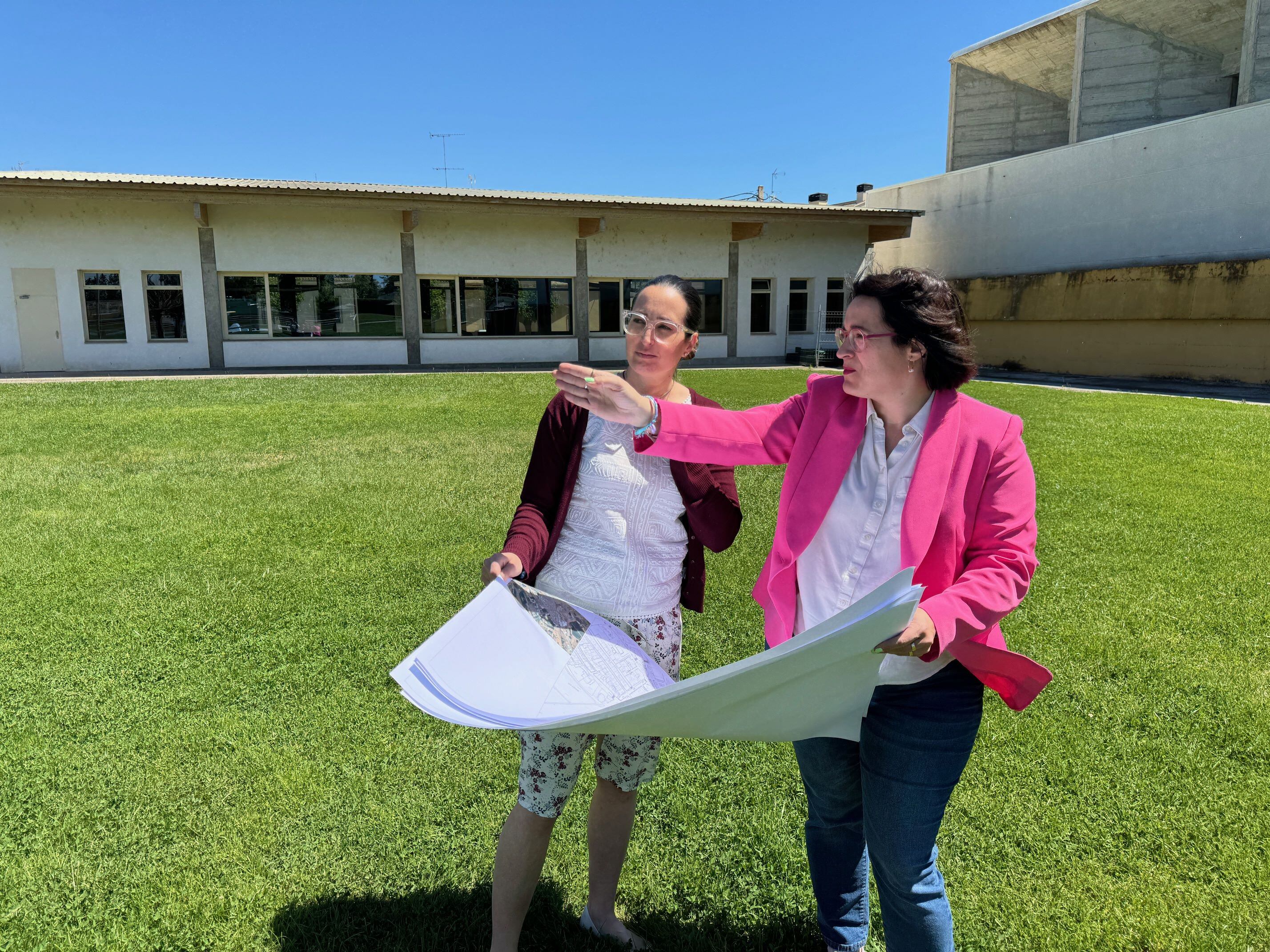 Beatriz Oliván y Patricia Rivera en los terrenos donde se construirá el segundo polideportivo. Foto: Ayuntamiento de Binéfar