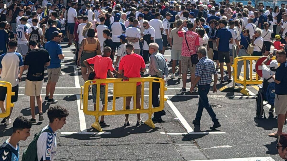 La afición del CD Tenerife se manifiesta contra la gestión de José Miguel Garrido