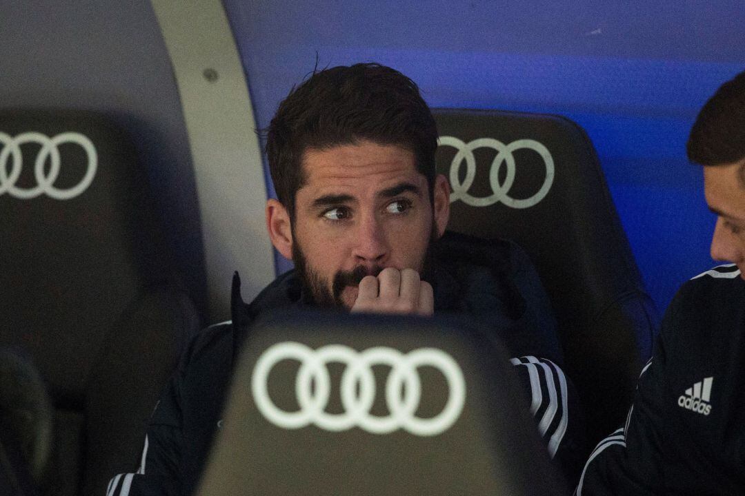 El centrocampista del Real Madrid, Francisco Román Alarcón &quot;Isco&quot;, en el banquillo del equipo blanco durante el encuentro correspondiente a la jornada 14 de primera división que disputan frente al Valencia en el estadio Santiago Bernabéu, en Madrid. 