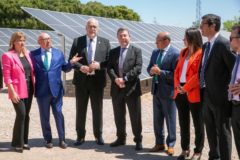 Emiliano García Page ha recorrido la nave con fotovoltaíca que abastece de energía a la bodega Vinícola de Castilla