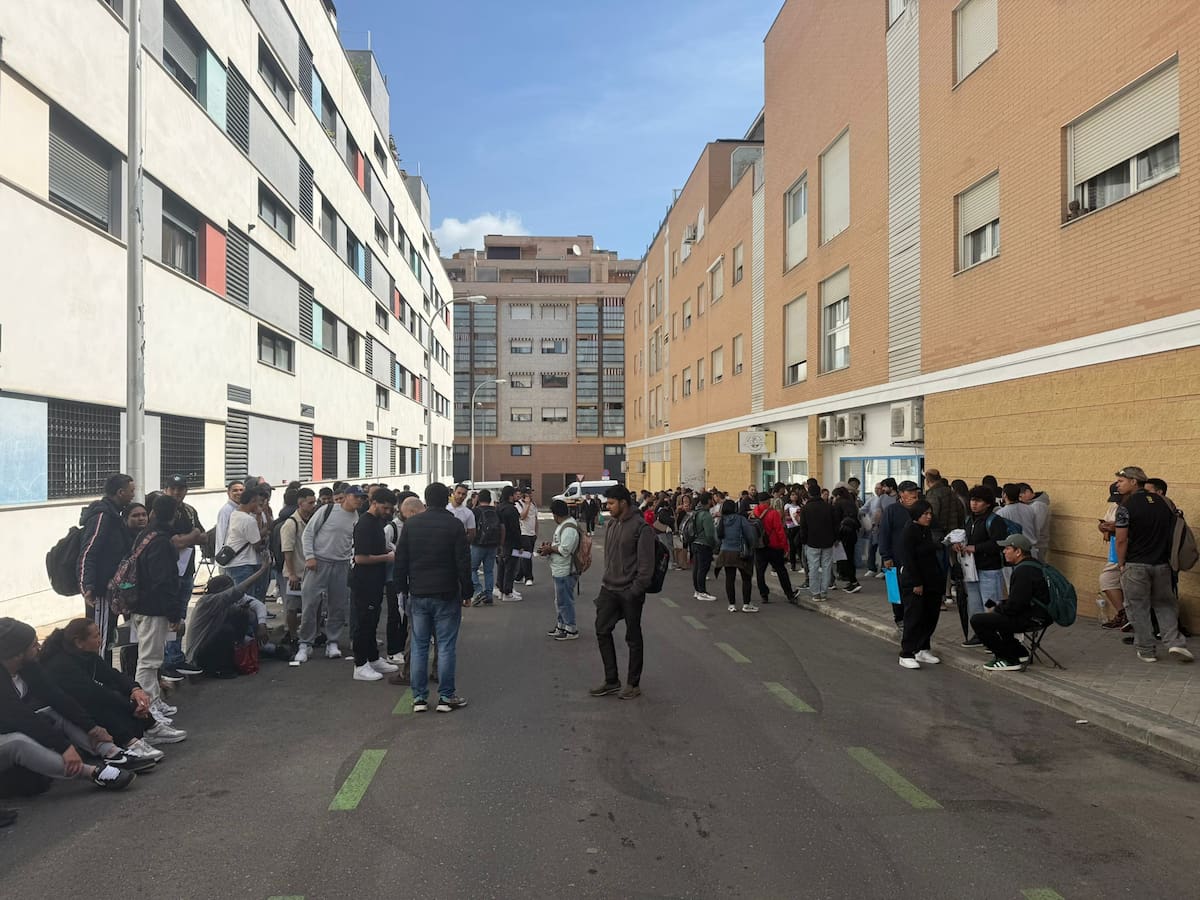 Largas colas en Madrid para conseguir el certificado de vulnerabilidad: "Tres días haciendo fila. Emociona ver este sello porque estuve viviendo una vida muy miserable"